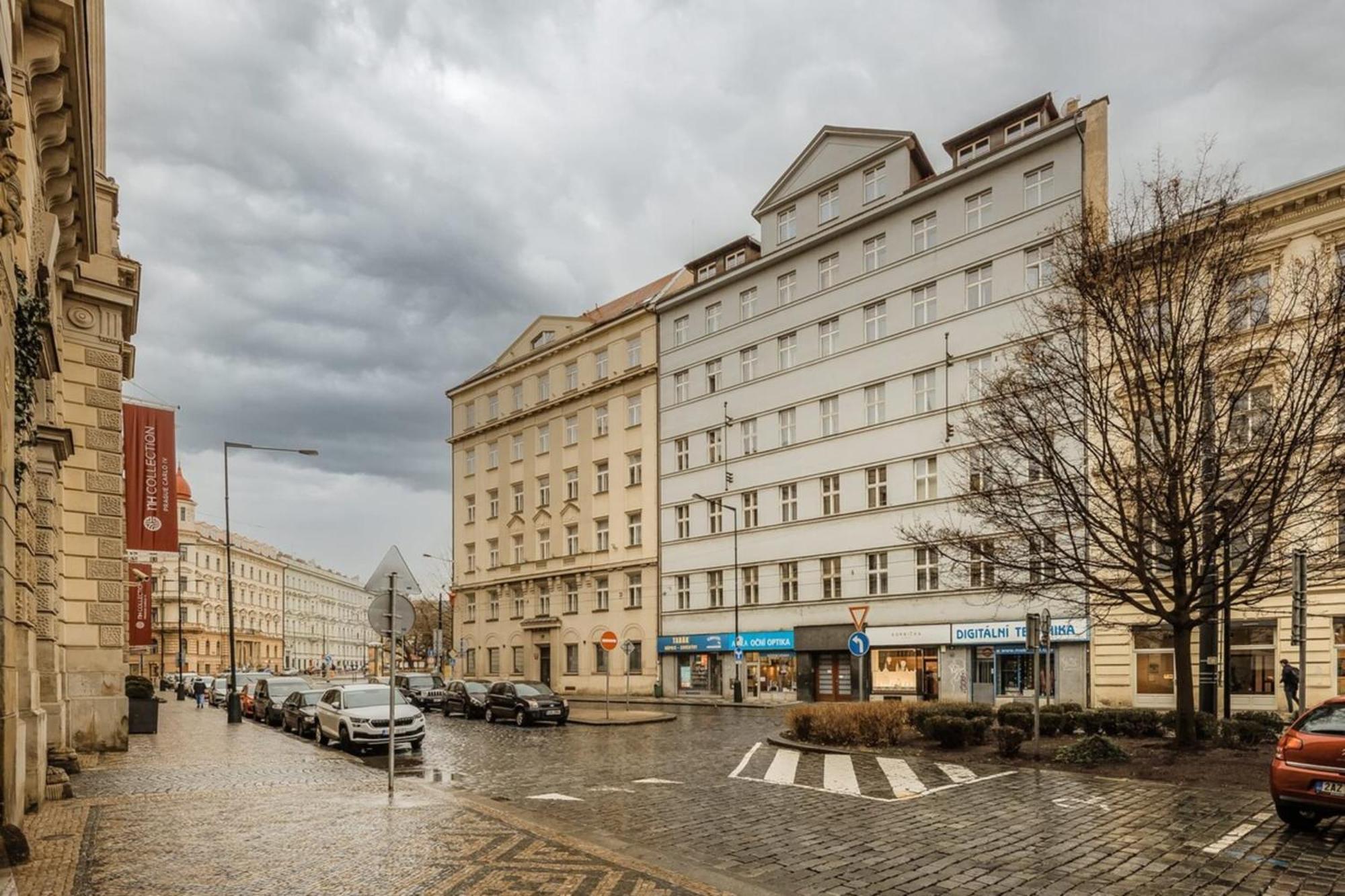 Cozy & Comfortable Walking Anywhere Want Sen Praha